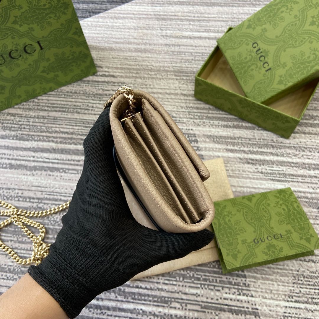GUCCIの新しい長財布は、洗練されたチェーンテープデザインを採用し、小さくて精巧なミニハンドバッグに簡単に変換することができます。[本日特価|新品未使用品]