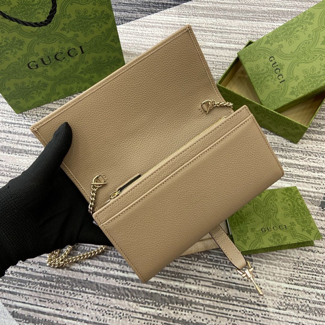GUCCIの新しい長財布は、洗練されたチェーンテープデザインを採用し、小さくて精巧なミニハンドバッグに簡単に変換することができます。[本日特価|新品未使用品]