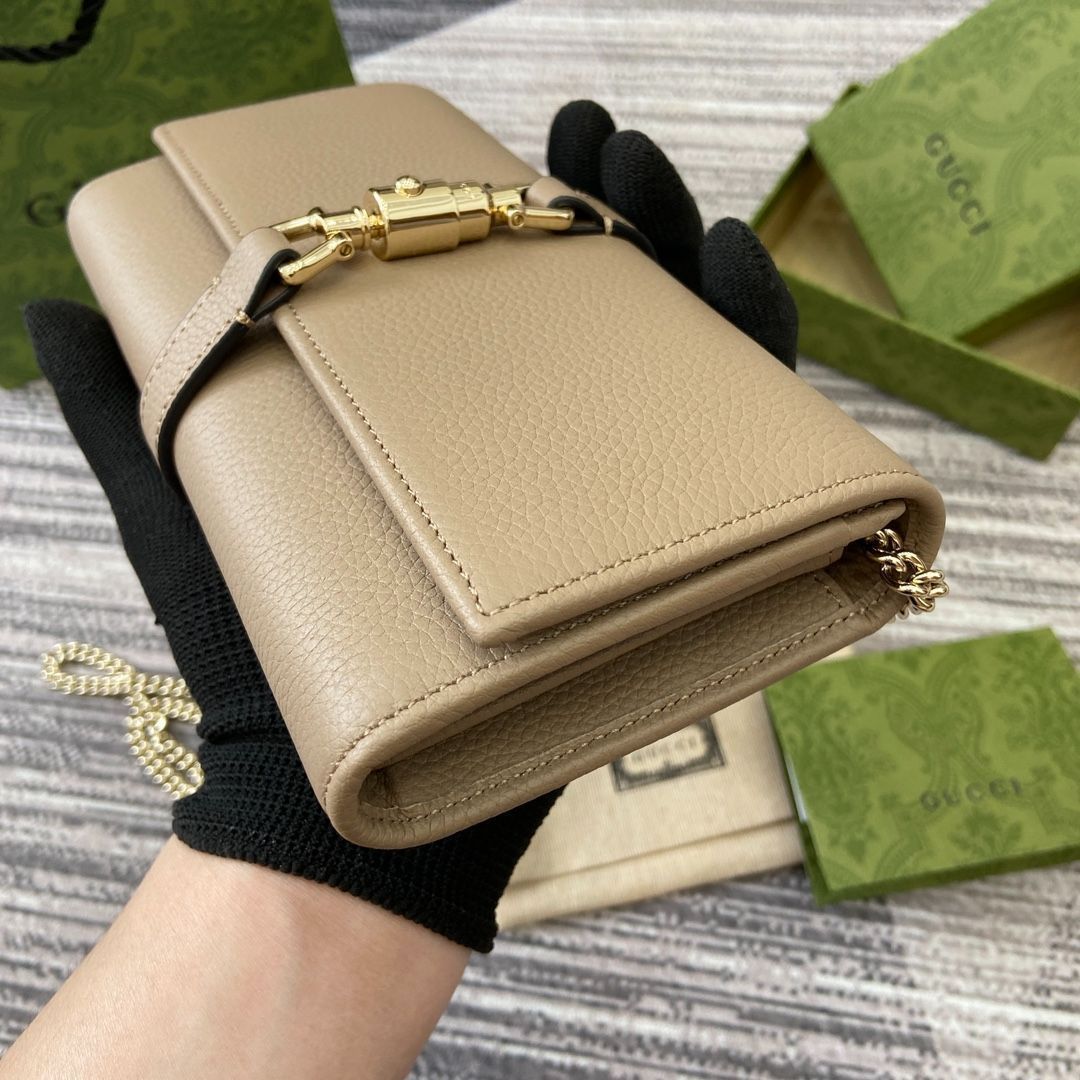 GUCCIの新しい長財布は、洗練されたチェーンテープデザインを採用し、小さくて精巧なミニハンドバッグに簡単に変換することができます。[本日特価|新品未使用品]