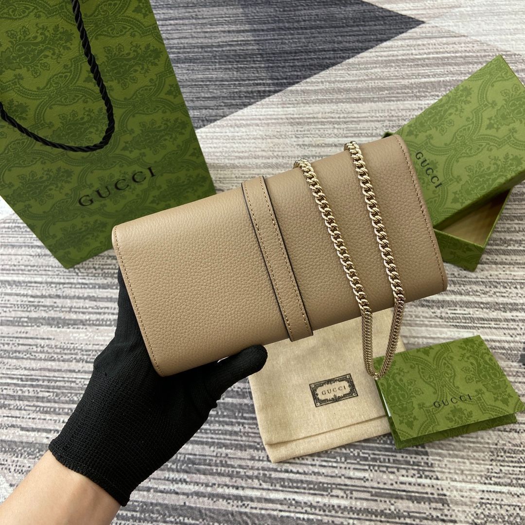 GUCCIの新しい長財布は、洗練されたチェーンテープデザインを採用し、小さくて精巧なミニハンドバッグに簡単に変換することができます。[本日特価|新品未使用品]
