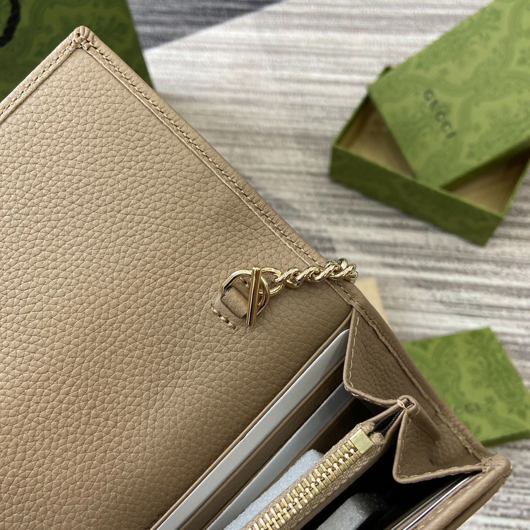 GUCCIの新しい長財布は、洗練されたチェーンテープデザインを採用し、小さくて精巧なミニハンドバッグに簡単に変換することができます。[本日特価|新品未使用品]