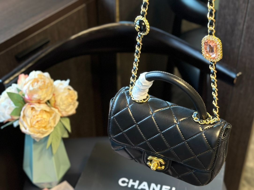 【今日特価!】Chanel 24A ハンドメイド ハンドル キューブ クラッチ 送料無料!在庫限定のお得な価格です!-MM輸入 【今日特価!】Chanel 24A ハンドメイド ハンドル キューブ クラッチ 送料無料!在庫限定のお得な価格です!-MM輸入