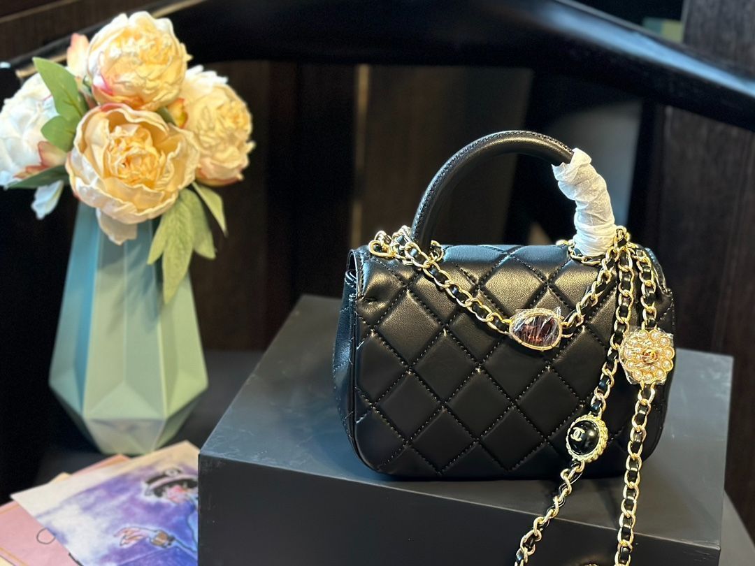 【今日特価!】Chanel 24A ハンドメイド ハンドル キューブ クラッチ 送料無料!在庫限定のお得な価格です!-MM輸入 【今日特価!】Chanel 24A ハンドメイド ハンドル キューブ クラッチ 送料無料!在庫限定のお得な価格です!-MM輸入