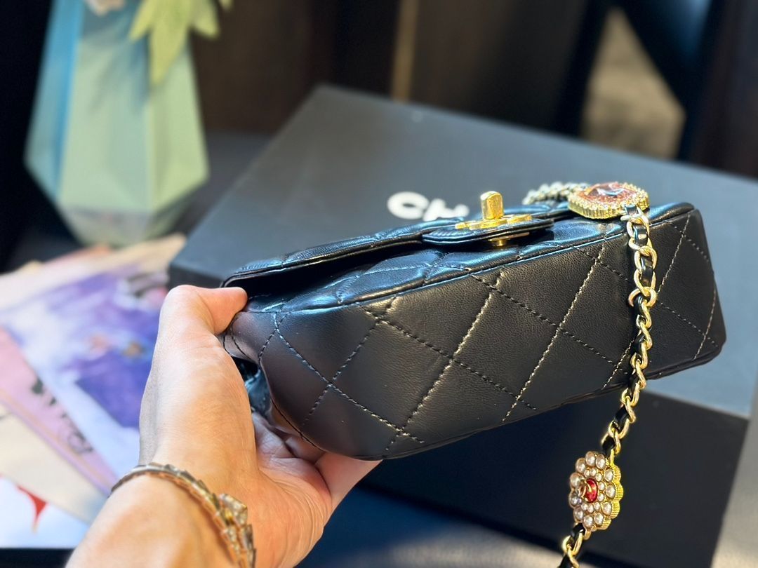 【今日特価!】Chanel 24A ハンドメイド ハンドル キューブ クラッチ 送料無料!在庫限定のお得な価格です!-MM輸入 【今日特価!】Chanel 24A ハンドメイド ハンドル キューブ クラッチ 送料無料!在庫限定のお得な価格です!-MM輸入