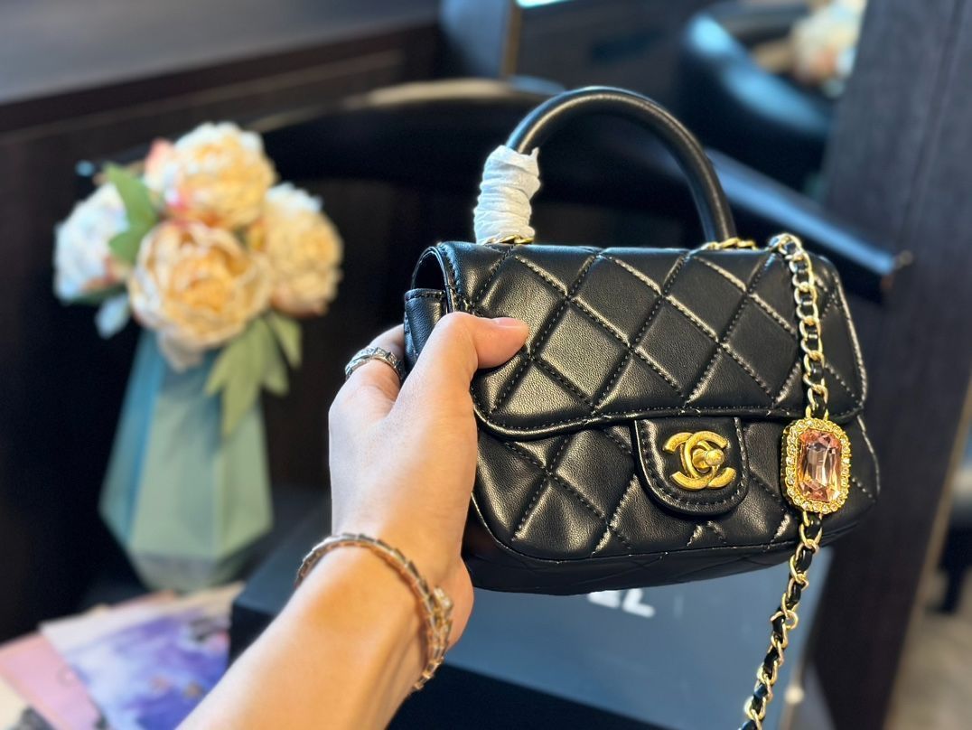 【今日特価!】Chanel 24A ハンドメイド ハンドル キューブ クラッチ 送料無料!在庫限定のお得な価格です!-MM輸入 【今日特価!】Chanel 24A ハンドメイド ハンドル キューブ クラッチ 送料無料!在庫限定のお得な価格です!-MM輸入