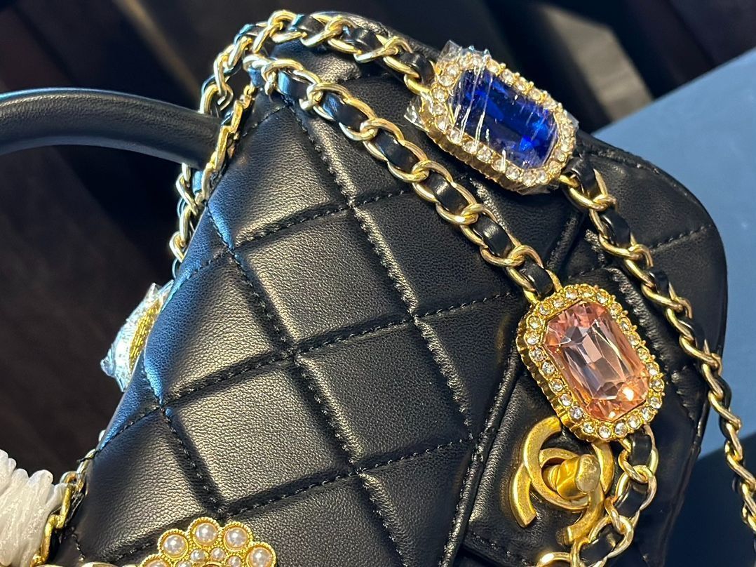 【今日特価!】Chanel 24A ハンドメイド ハンドル キューブ クラッチ 送料無料!在庫限定のお得な価格です!-MM輸入 【今日特価!】Chanel 24A ハンドメイド ハンドル キューブ クラッチ 送料無料!在庫限定のお得な価格です!-MM輸入