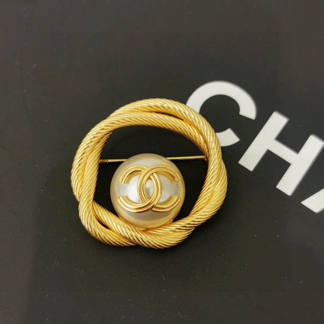【今日特価】CHANEL 最新モデル パール ヒモ アルファベット リング ブローチ 送料無料！在庫限定セール価格-MM輸入