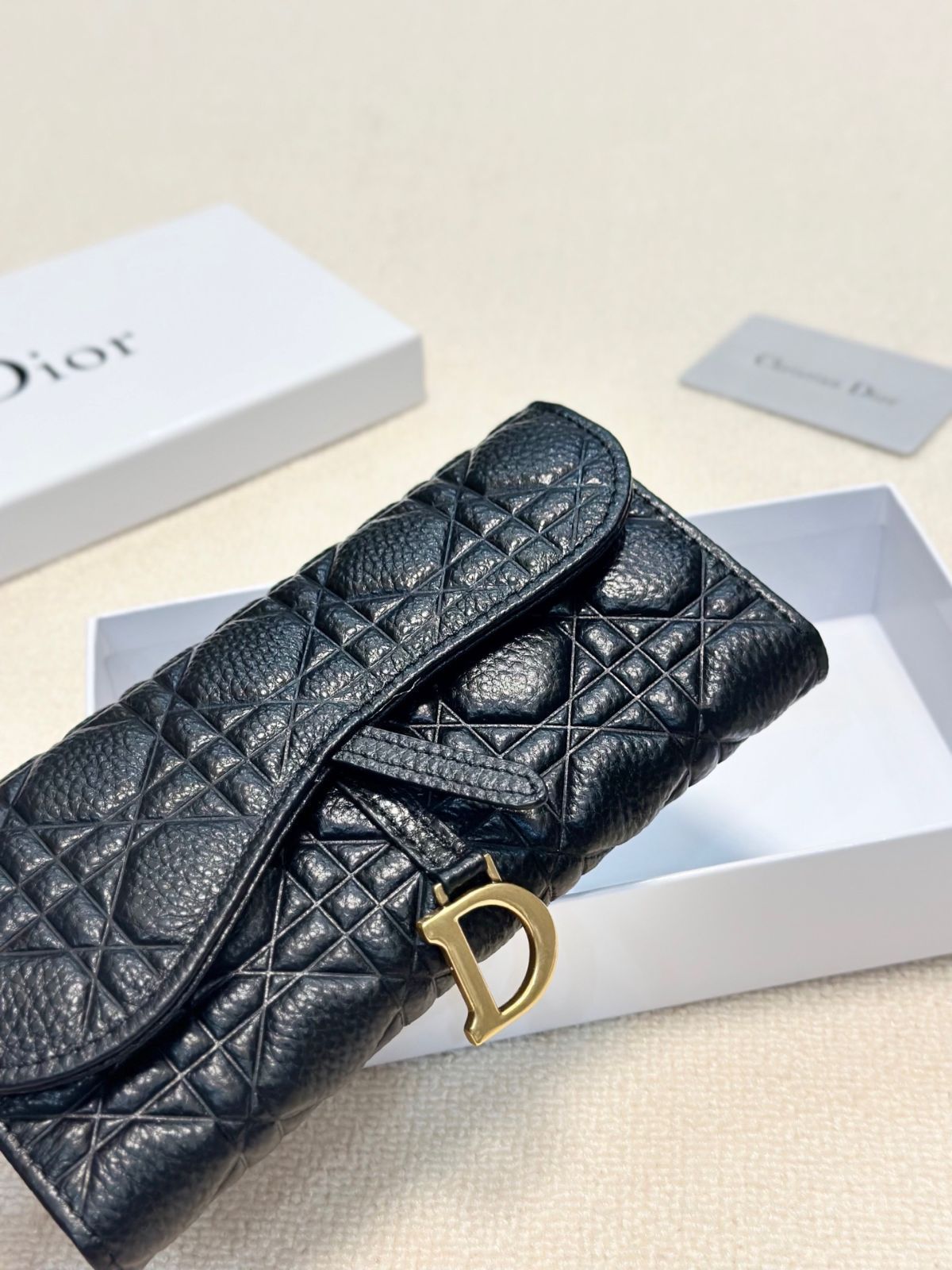 【今日特価】Dior レディースウォレット, ブラック, エンボス加工レザー, 実用的でスタイリッシュなデザイン！[本日特価|新品未使用品]-MM輸入
