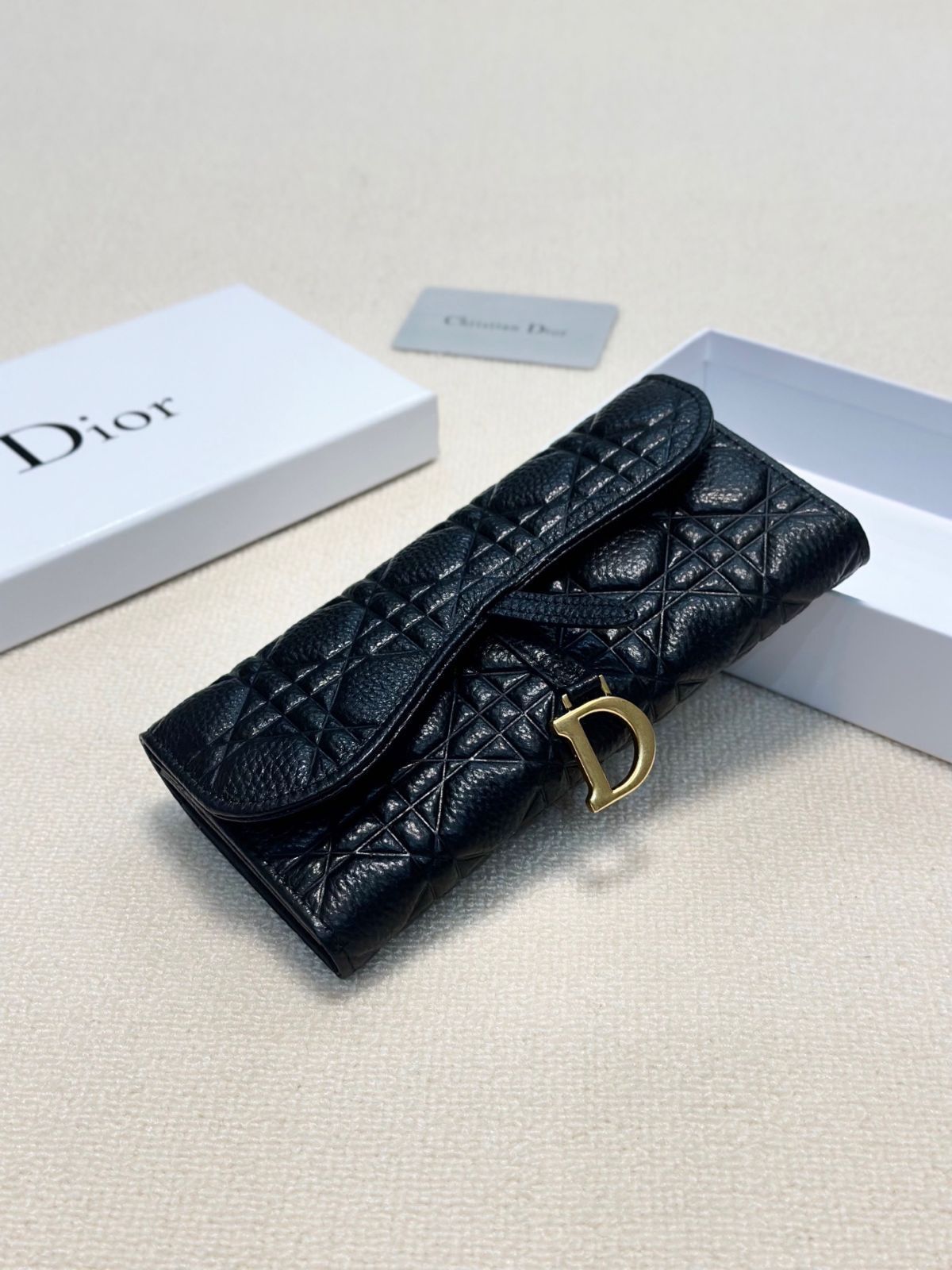 【今日特価】Dior レディースウォレット, ブラック, エンボス加工レザー, 実用的でスタイリッシュなデザイン！[本日特価|新品未使用品]-MM輸入