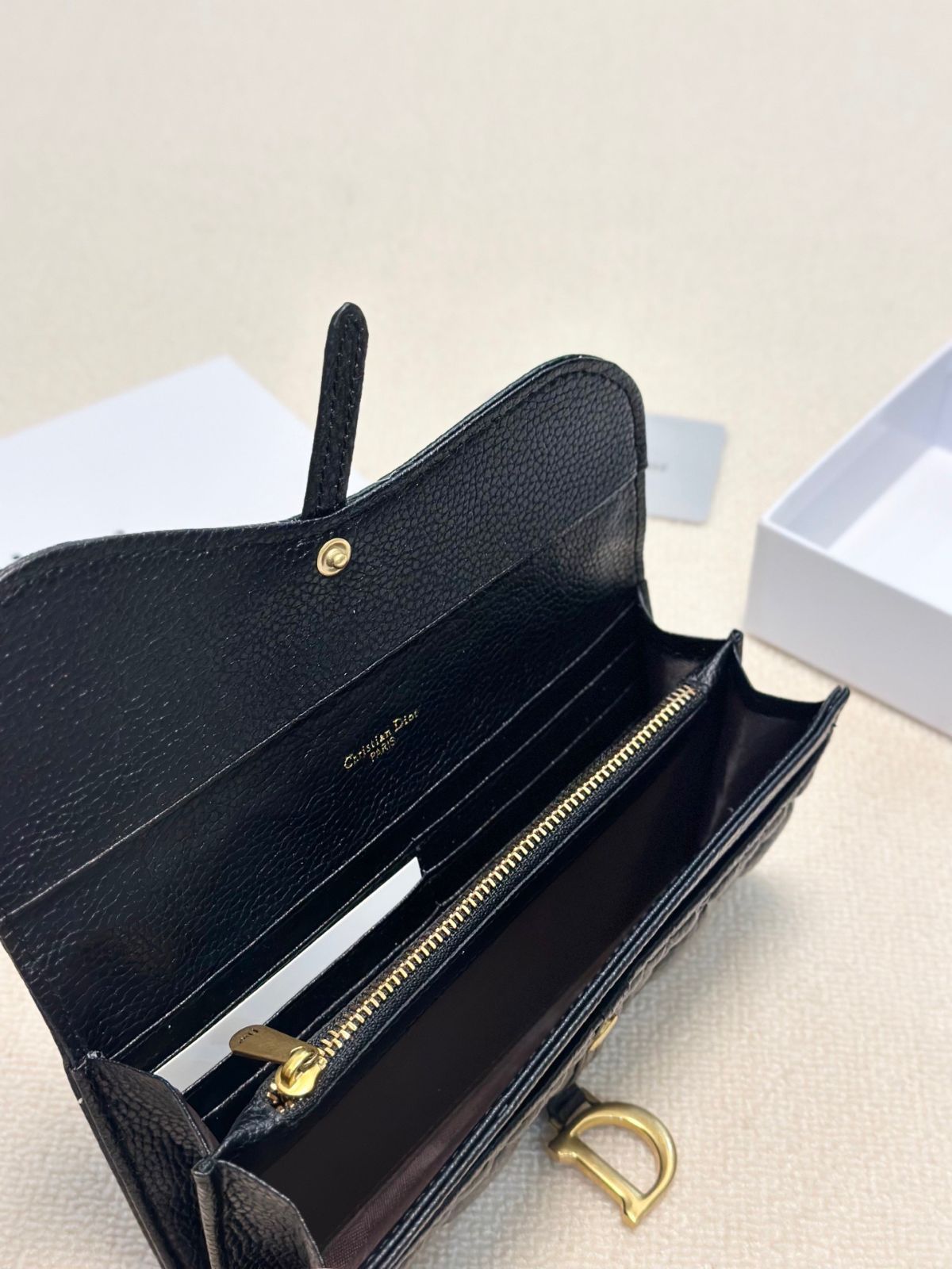 【今日特価】Dior レディースウォレット, ブラック, エンボス加工レザー, 実用的でスタイリッシュなデザイン！[本日特価|新品未使用品]-MM輸入