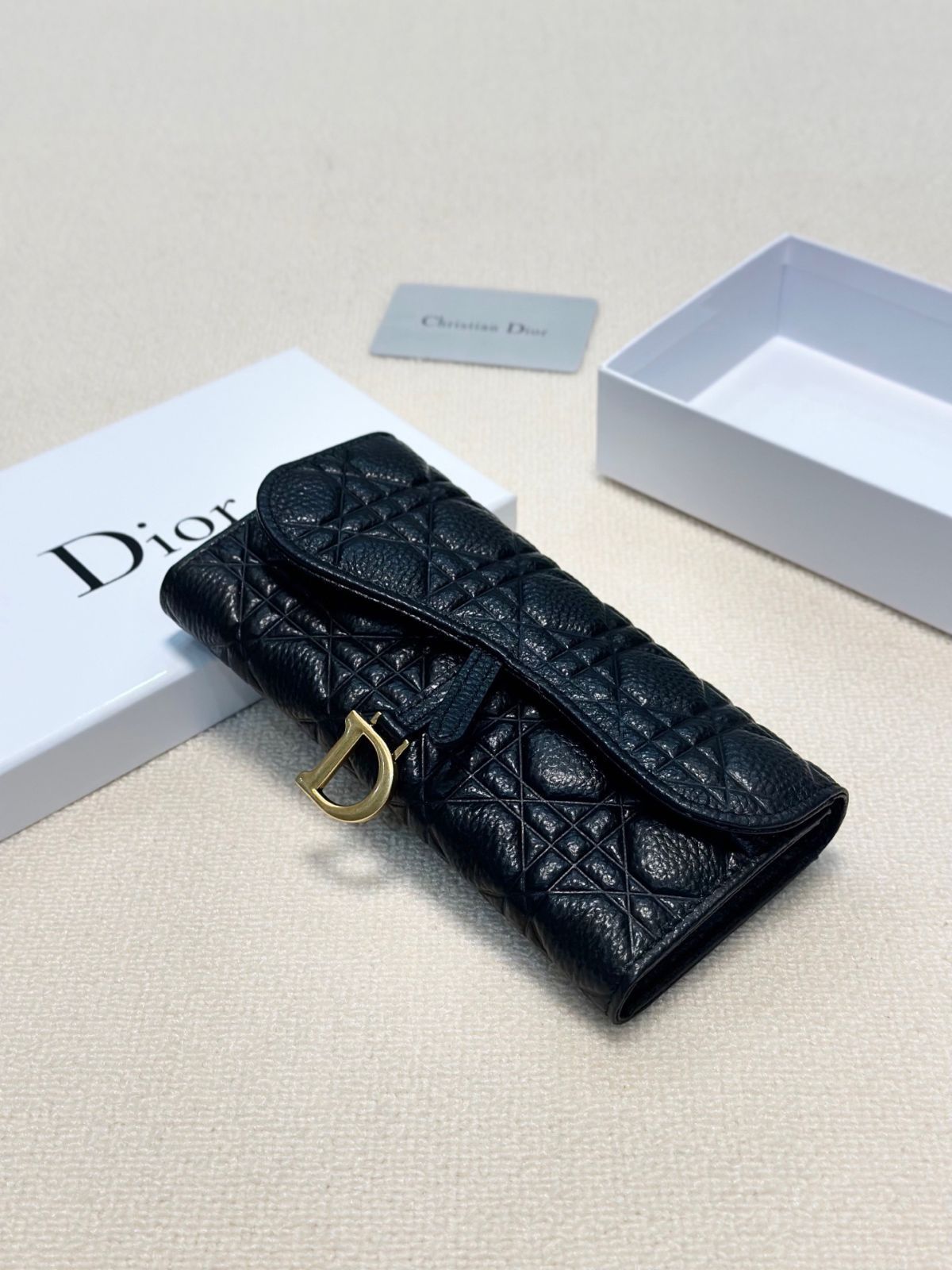 【今日特価】Dior レディースウォレット, ブラック, エンボス加工レザー, 実用的でスタイリッシュなデザイン！[本日特価|新品未使用品]-MM輸入