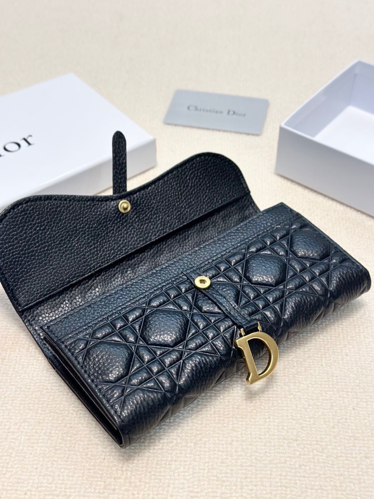 【今日特価】Dior レディースウォレット, ブラック, エンボス加工レザー, 実用的でスタイリッシュなデザイン！[本日特価|新品未使用品]-MM輸入