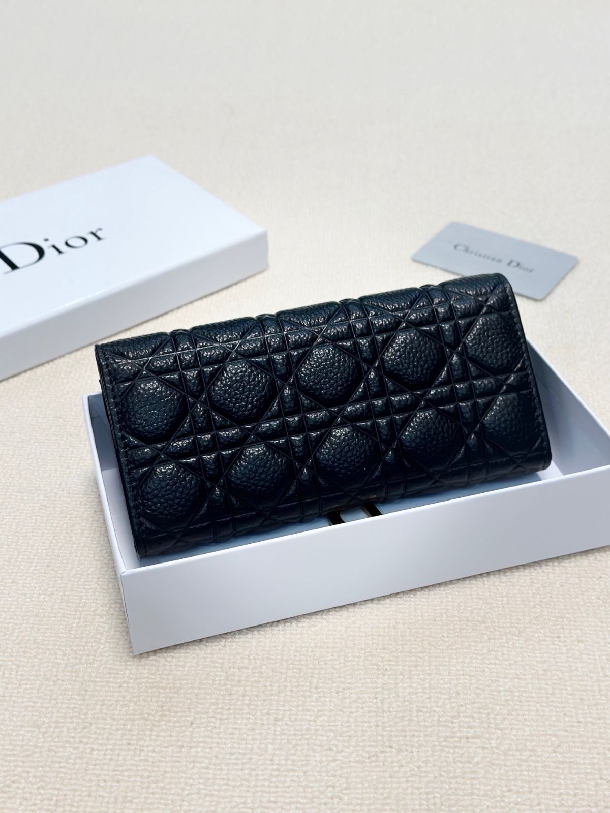 【今日特価】Dior レディースウォレット, ブラック, エンボス加工レザー, 実用的でスタイリッシュなデザイン！[本日特価|新品未使用品]-MM輸入