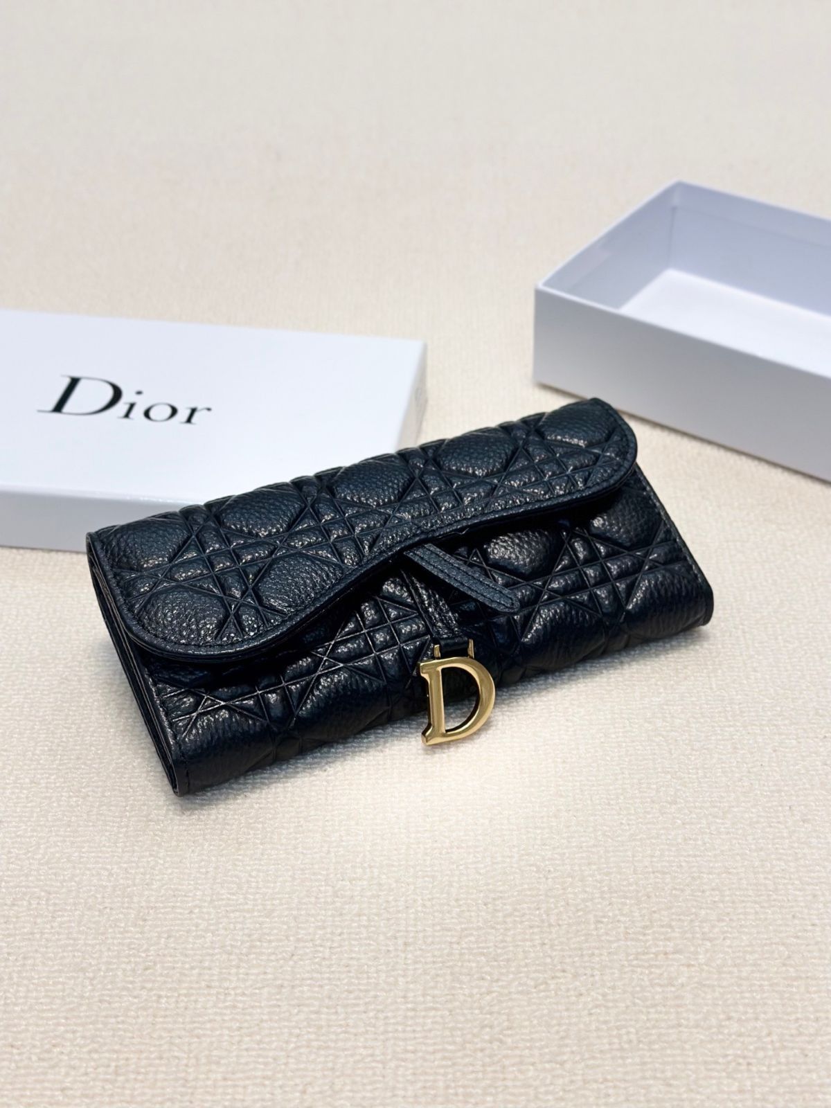 【今日特価】Dior レディースウォレット, ブラック, エンボス加工レザー, 実用的でスタイリッシュなデザイン！[本日特価|新品未使用品]-MM輸入