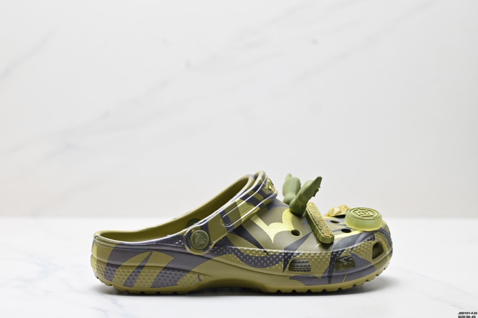 【今日特価】Clot x Crocs Classic Clog クロックス レジャービーチ用の穴のあるスリッパ サンダル。