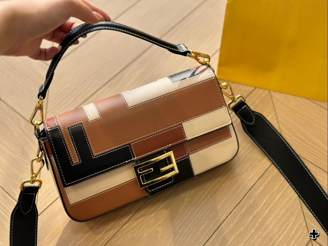 【本日限定特価】フェンディ バゲット ミディアムサイズ 25×13cm レザーバージョン チャーム付き[本日特価|新品未使用品]