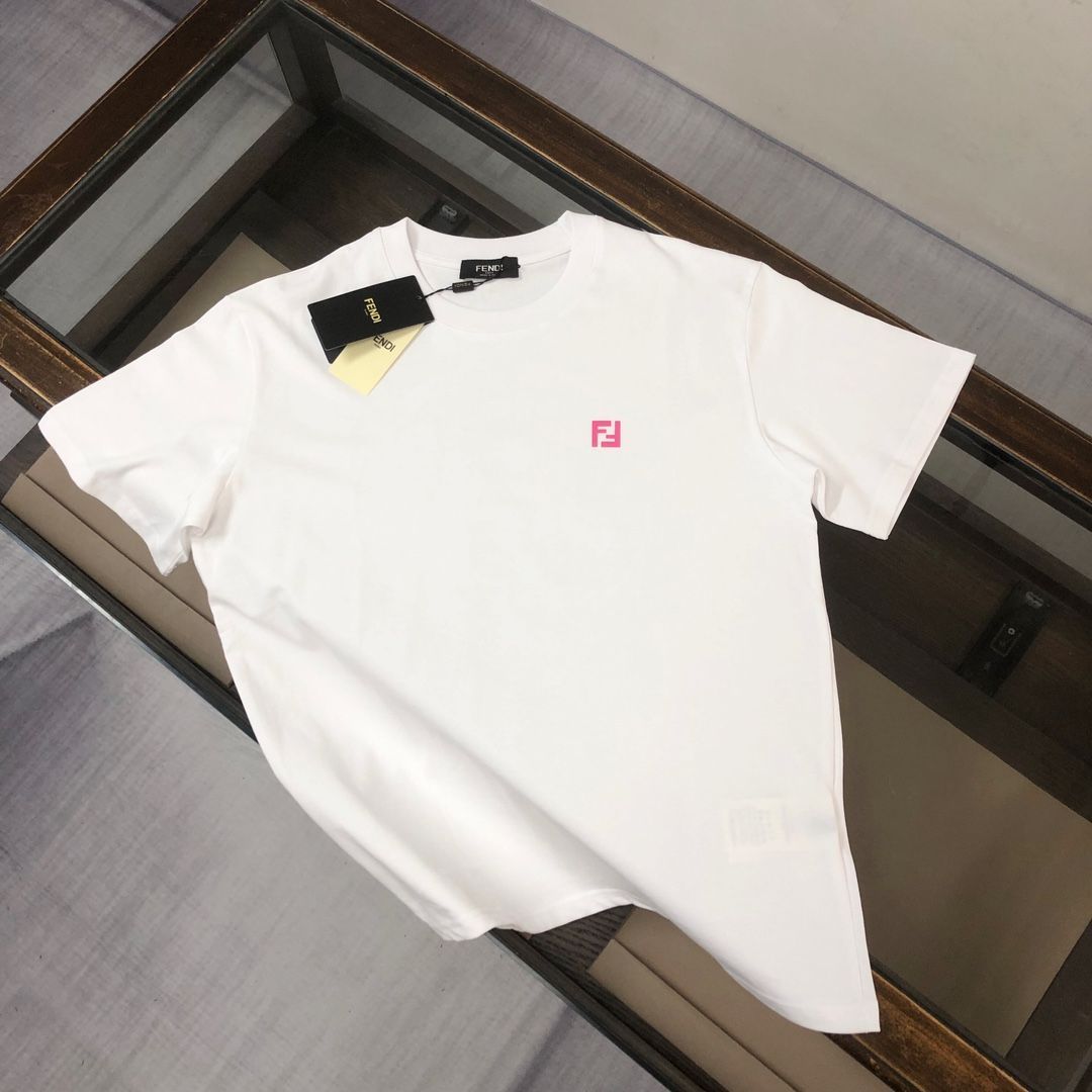 【本日限定特価】FENDI クルーネックTシャツ - 高品質コットンで快適な着心地 [本日特価|新品未使用品]