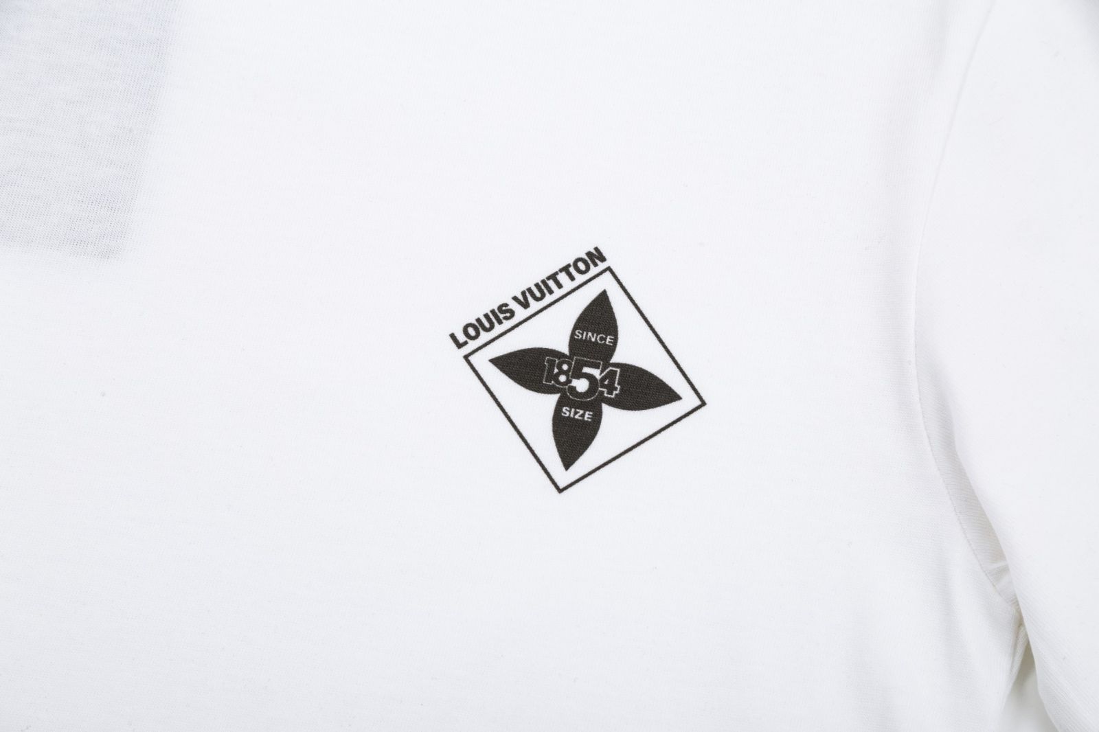 【本日限定特価】Louis Vuitton モノグラムクローバーTシャツ [本日特価|新品未使用品]
