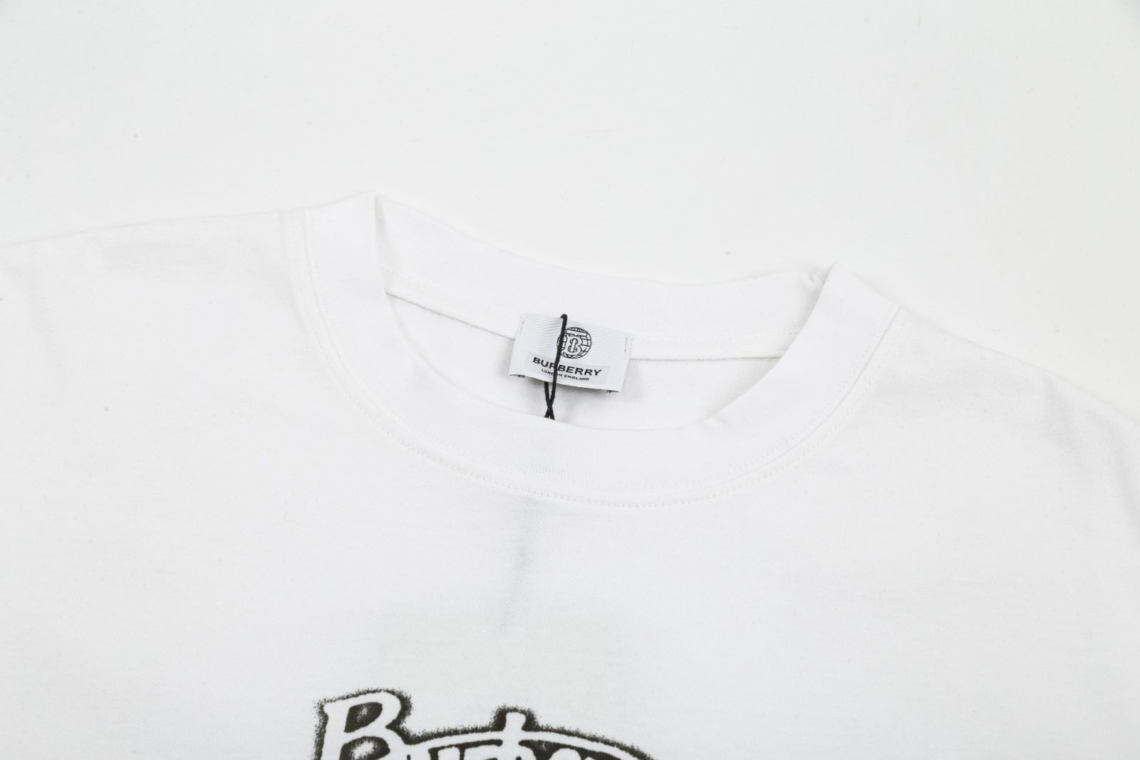 【本日限定特価】Burberry ロゴプリント クルーネックTシャツ - リラックスフィットで男女兼用 [本日特価|新品未使用品]