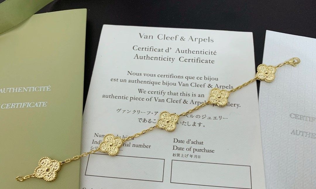 Van Cleef & Arpels ヴァン クリーフ&アーペルのクラシックな四つ葉のクローバー 5 つの花のブレスレット|本日限定特価|新品未使用 Van Cleef & Arpels ヴァン クリーフ&アーペルのクラシックな四つ葉のクローバー 5 つの花のブレスレット|本日限定特価|新品未使用