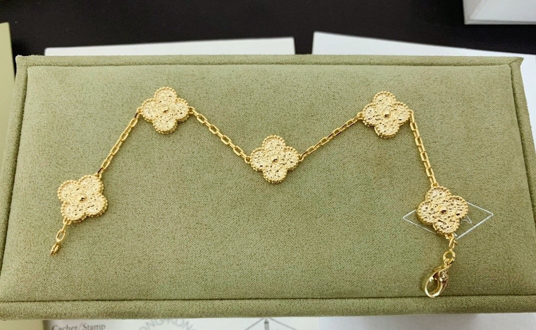 Van Cleef & Arpels ヴァン クリーフ&アーペルのクラシックな四つ葉のクローバー 5 つの花のブレスレット|本日限定特価|新品未使用 Van Cleef & Arpels ヴァン クリーフ&アーペルのクラシックな四つ葉のクローバー 5 つの花のブレスレット|本日限定特価|新品未使用