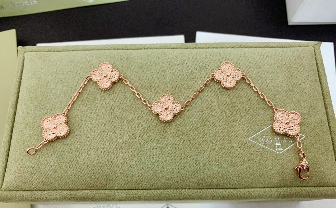 Van Cleef & Arpels ヴァン クリーフ&アーペルのクラシックな四つ葉のクローバー 5 つの花のブレスレット|本日限定特価|新品未使用 Van Cleef & Arpels ヴァン クリーフ&アーペルのクラシックな四つ葉のクローバー 5 つの花のブレスレット|本日限定特価|新品未使用