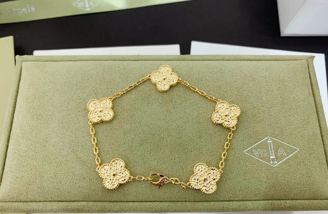Van Cleef & Arpels ヴァン クリーフ&アーペルのクラシックな四つ葉のクローバー 5 つの花のブレスレット|本日限定特価|新品未使用 Van Cleef & Arpels ヴァン クリーフ&アーペルのクラシックな四つ葉のクローバー 5 つの花のブレスレット|本日限定特価|新品未使用