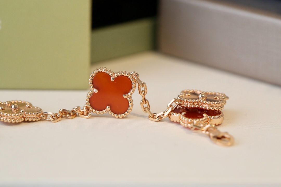 新品 Van Cleef & Arpels 四つ葉の ブレスレット|本日限定特価|新品未使用 新品 Van Cleef & Arpels 四つ葉の ブレスレット|本日限定特価|新品未使用