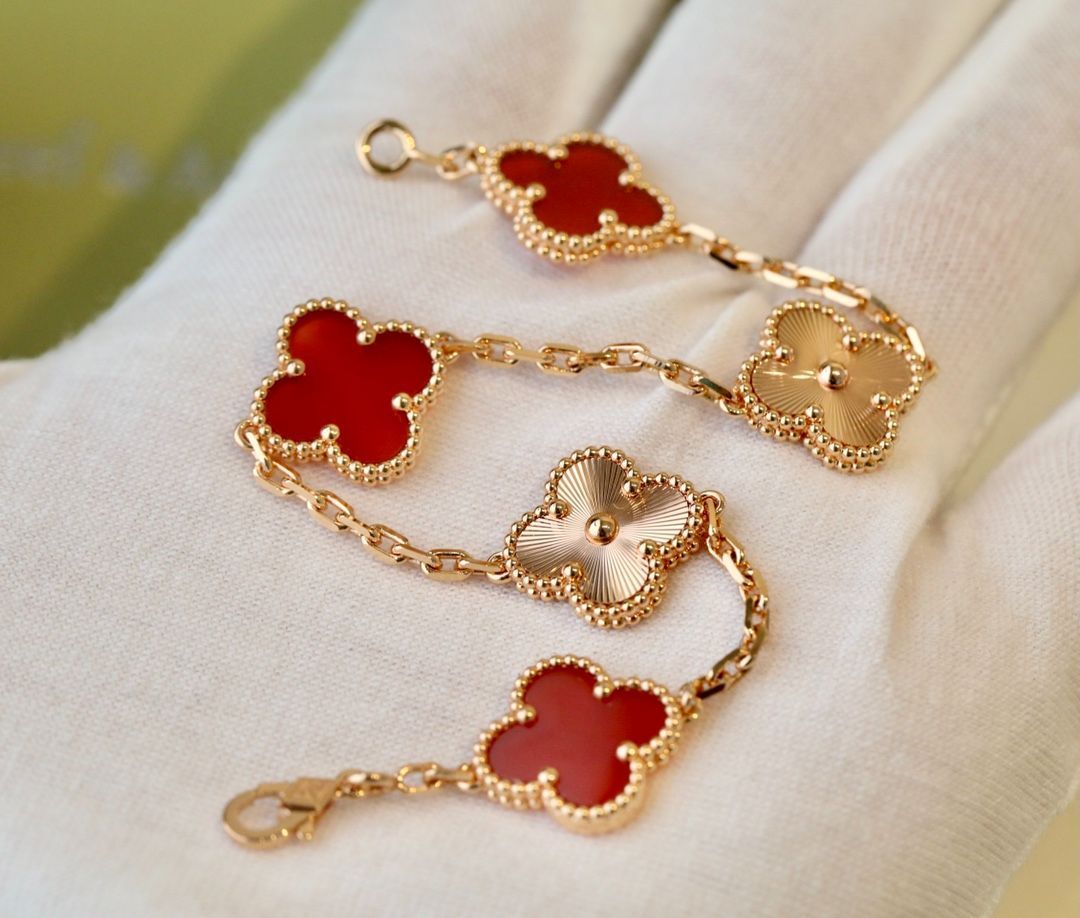 新品 Van Cleef & Arpels 四つ葉の ブレスレット|本日限定特価|新品未使用 新品 Van Cleef & Arpels 四つ葉の ブレスレット|本日限定特価|新品未使用