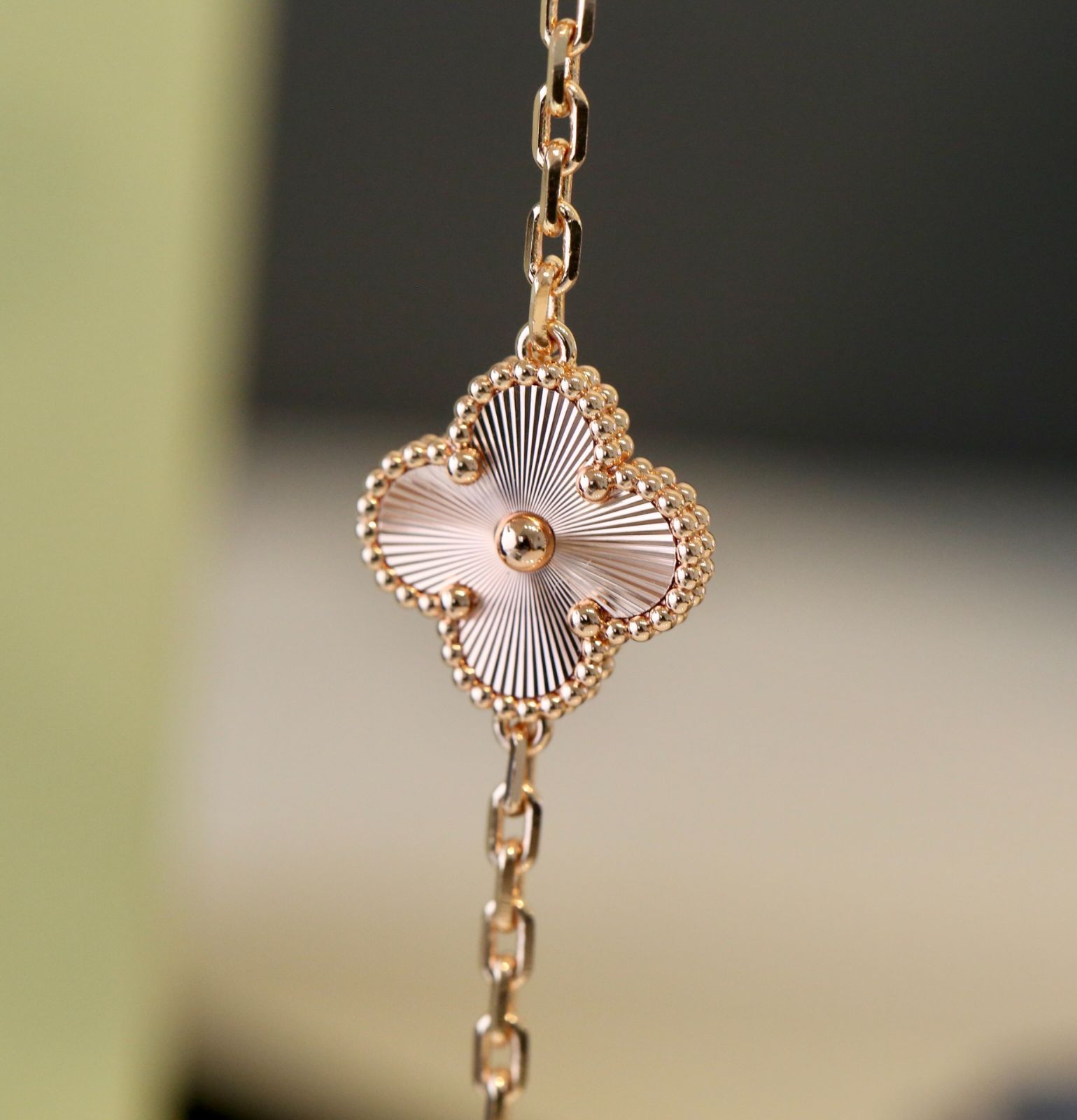 新品 Van Cleef & Arpels 四つ葉の ブレスレット|本日限定特価|新品未使用 新品 Van Cleef & Arpels 四つ葉の ブレスレット|本日限定特価|新品未使用