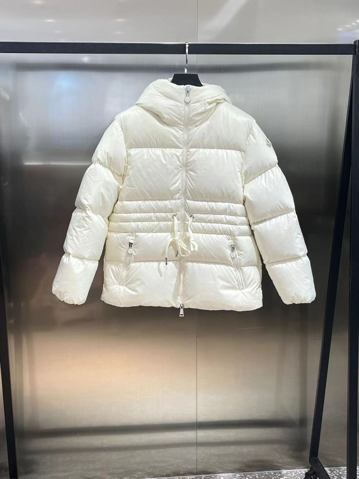 MONCLERモンクレール 白い女性用短いダウンジャケット