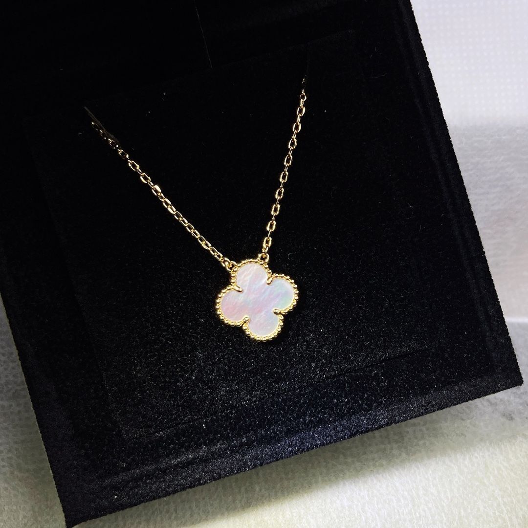 マジック アルハンブラ ペンダント、ホワイト マザーオブパール、ヴァン クリーフ&アーペル Van Cleef & Arpels VCARN32200｜本日限定特価｜新品未使用