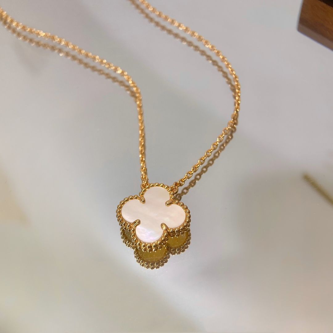 マジック アルハンブラ ペンダント、ホワイト マザーオブパール、ヴァン クリーフ&アーペル Van Cleef & Arpels VCARN32200｜本日限定特価｜新品未使用