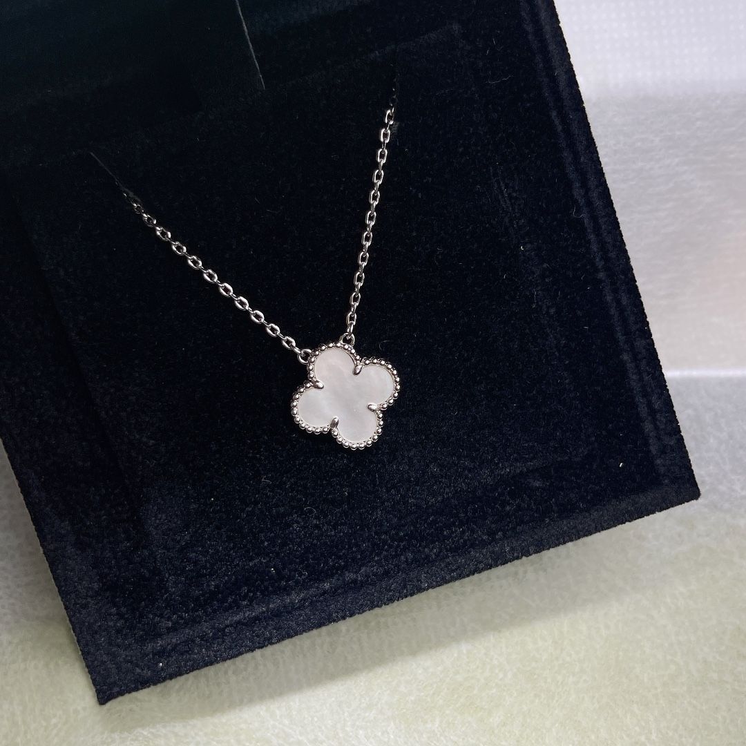 マジック アルハンブラ ペンダント、ホワイト マザーオブパール、ヴァン クリーフ&アーペル Van Cleef & Arpels VCARN32200｜本日限定特価｜新品未使用