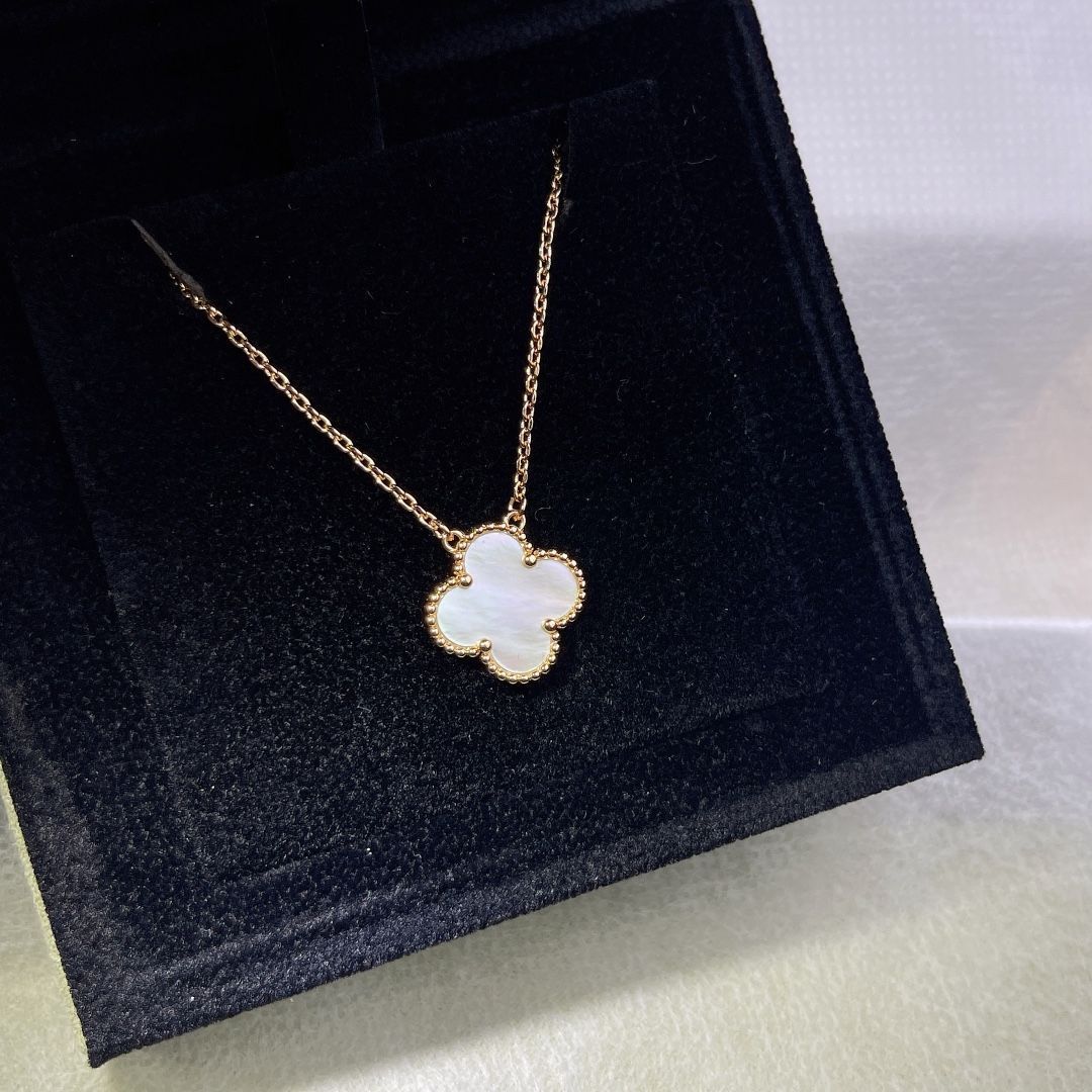 マジック アルハンブラ ペンダント、ホワイト マザーオブパール、ヴァン クリーフ&アーペル Van Cleef & Arpels VCARN32200｜本日限定特価｜新品未使用