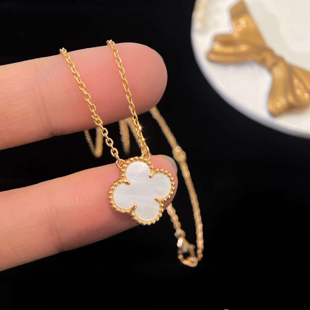 マジック アルハンブラ ペンダント、ホワイト マザーオブパール、ヴァン クリーフ&アーペル Van Cleef & Arpels VCARN32200｜本日限定特価｜新品未使用