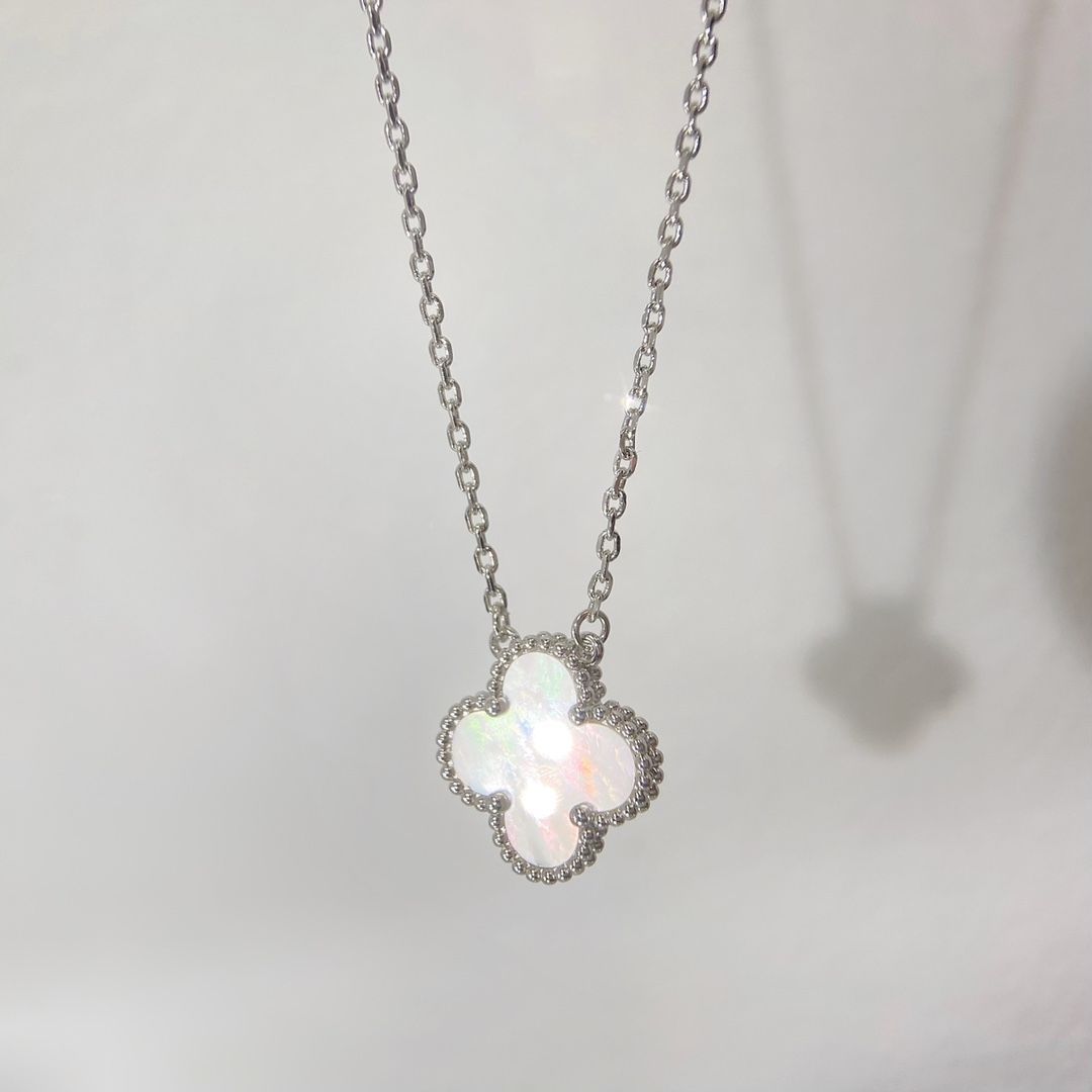 マジック アルハンブラ ペンダント、ホワイト マザーオブパール、ヴァン クリーフ&アーペル Van Cleef & Arpels VCARN32200｜本日限定特価｜新品未使用