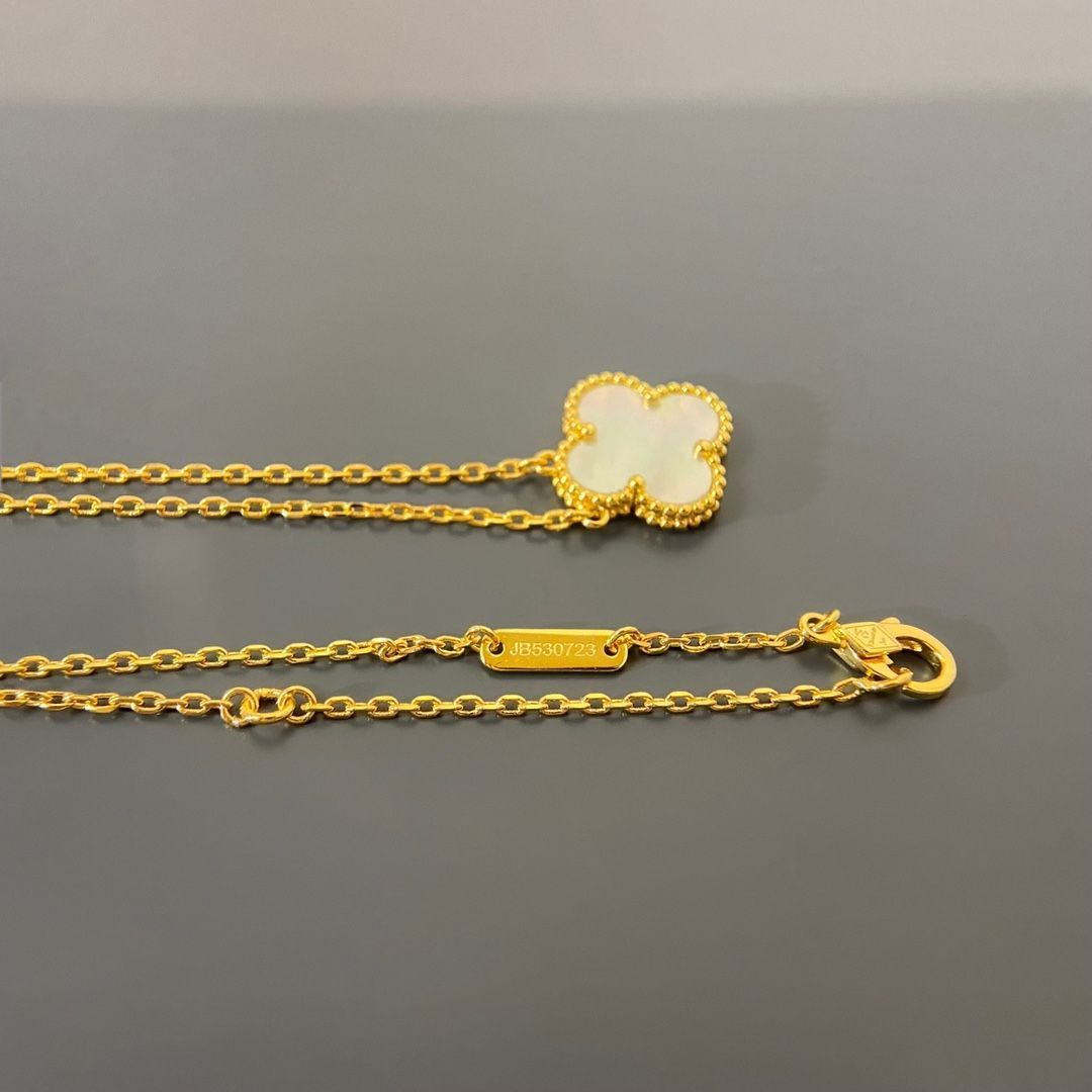 マジック アルハンブラ ペンダント、ホワイト マザーオブパール、ヴァン クリーフ&アーペル Van Cleef & Arpels VCARN32200｜本日限定特価｜新品未使用