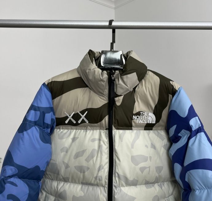 THE NORTH FACE XX KAWS 連名モデル ノースフェイス ジョイント セサミストリート カモフラージュ ダウンジャケット Nutse Waterproof 700 パフカラー カモフラージュ ダウンジャケット ジャケット THE NORTH FACE XX KAWS 連名モデル ノースフェイス ジョイント セサミストリート カモフラージュ ダウンジャケット Nutse Waterproof 700 パフカラー カモフラージュ ダウンジャケット ジャケット