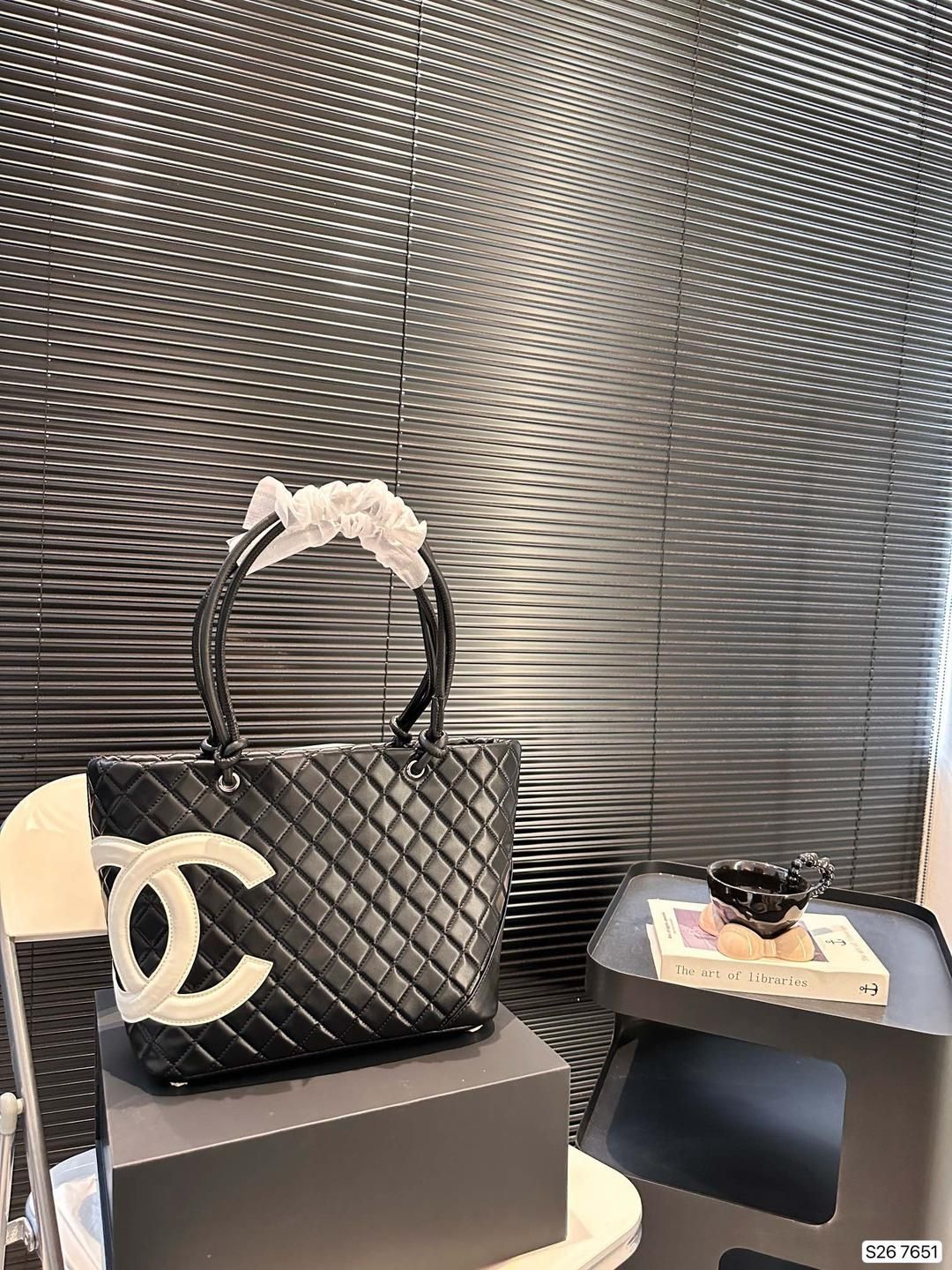CHANELシャネルの控えめで質感のあるショルダーバッグ