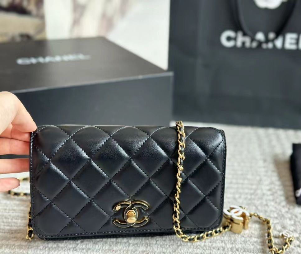 極上美品★CHANELシャネル ミニフラップバッグ ブラック 極上美品★CHANELシャネル ミニフラップバッグ ブラック