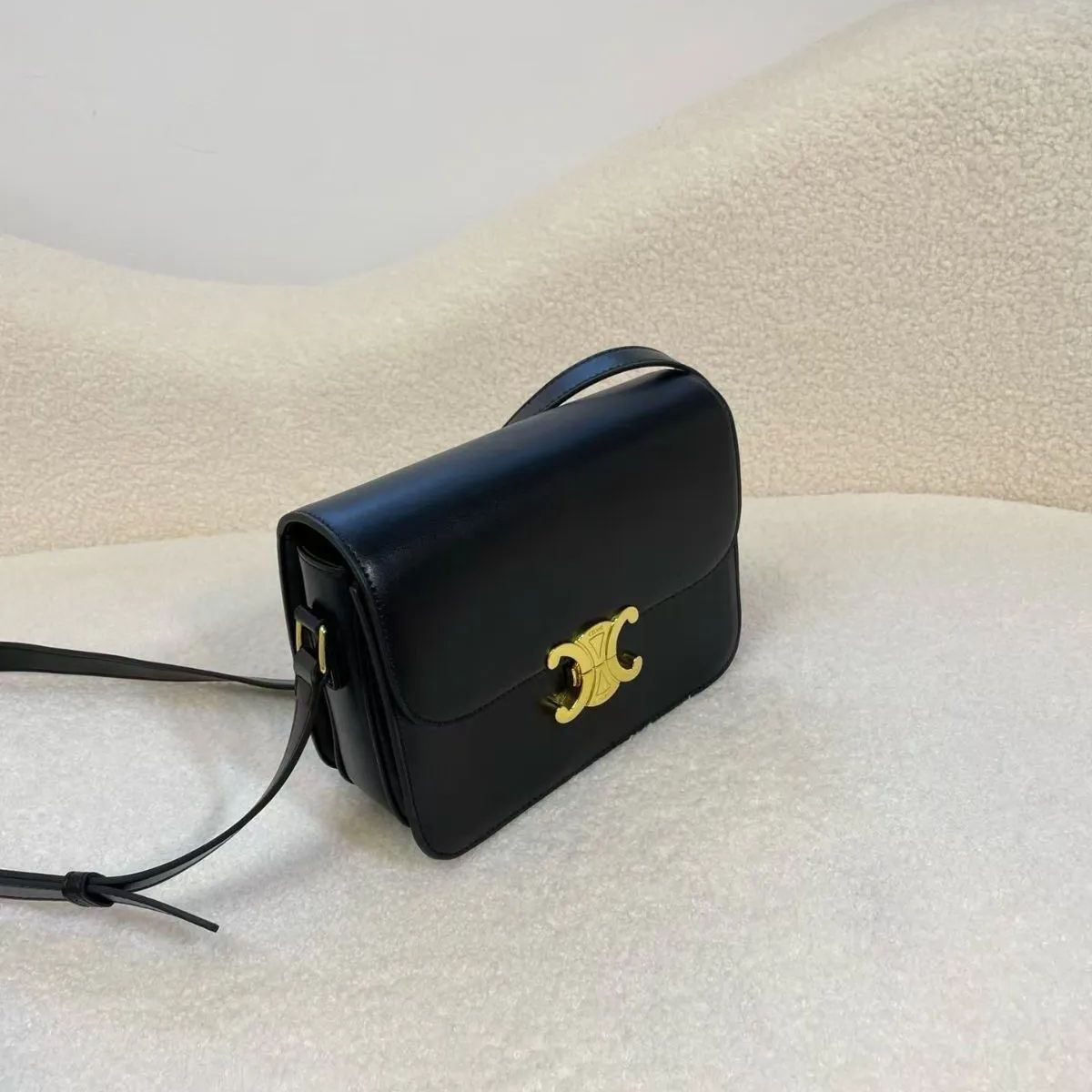 ショルダーバッグ　黒　ブラック　セリーヌ　CELINE トリオンフ
