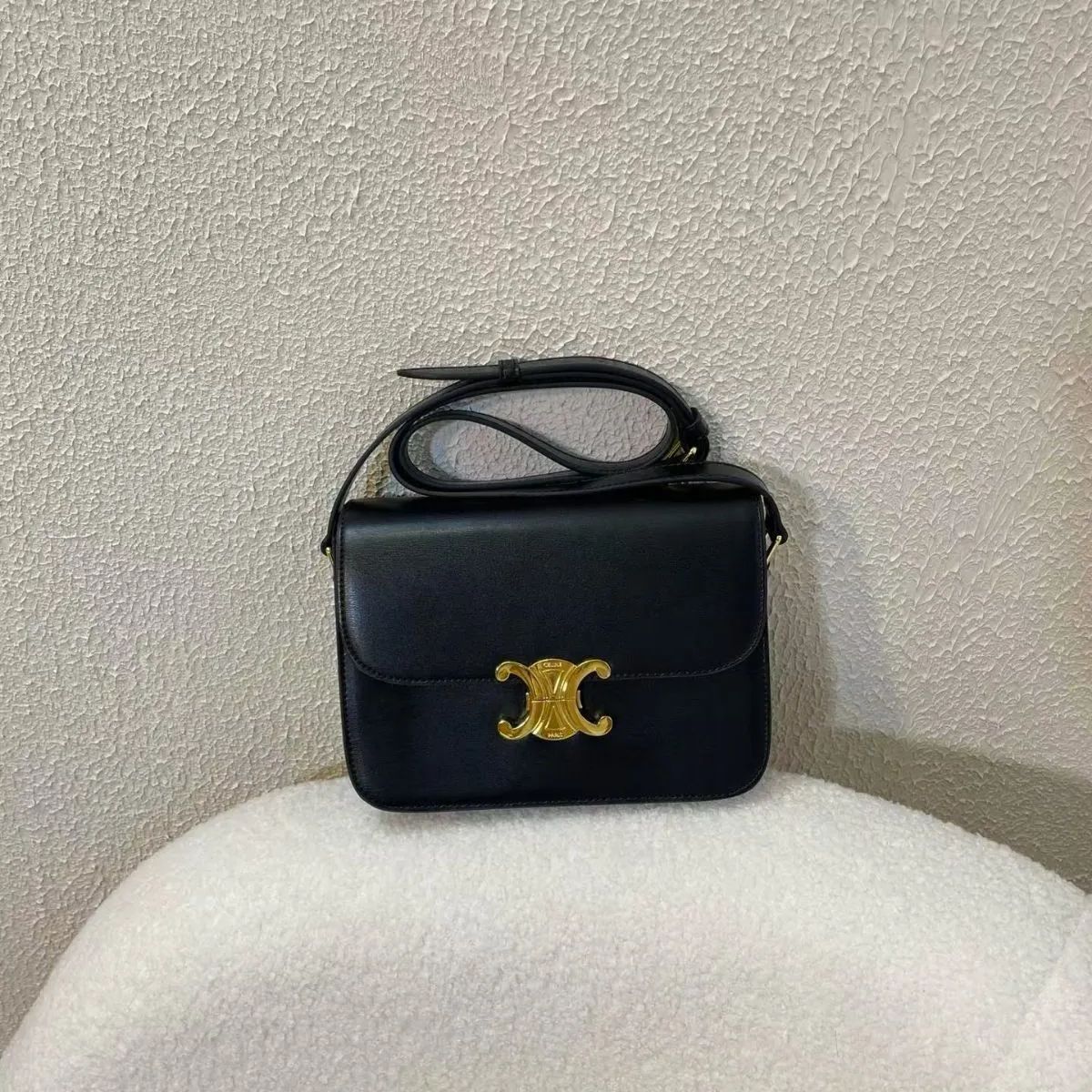 ショルダーバッグ　黒　ブラック　セリーヌ　CELINE トリオンフ