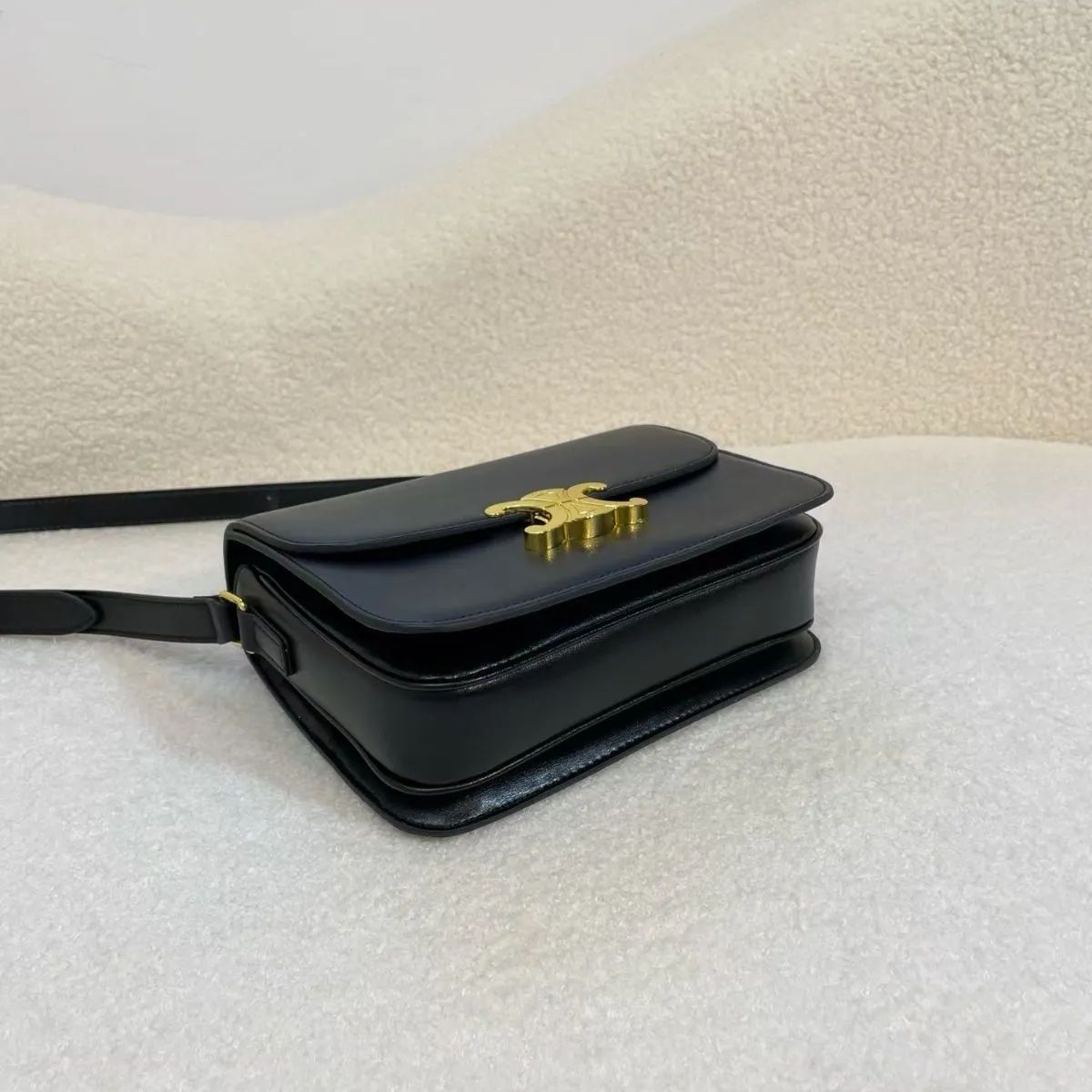 ショルダーバッグ　黒　ブラック　セリーヌ　CELINE トリオンフ