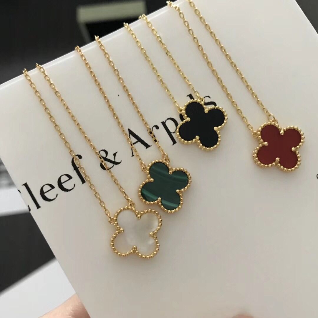 Van Cleef & Arpels VCAの四つ葉のクローバーネックレス ?!ヴァン クリーフ＆アーペルの四つ葉のクローバー 天然赤瑪瑙、黒瑪瑙、白ヒョウモン、マラカイト、｜本日限定特価｜新品未使用