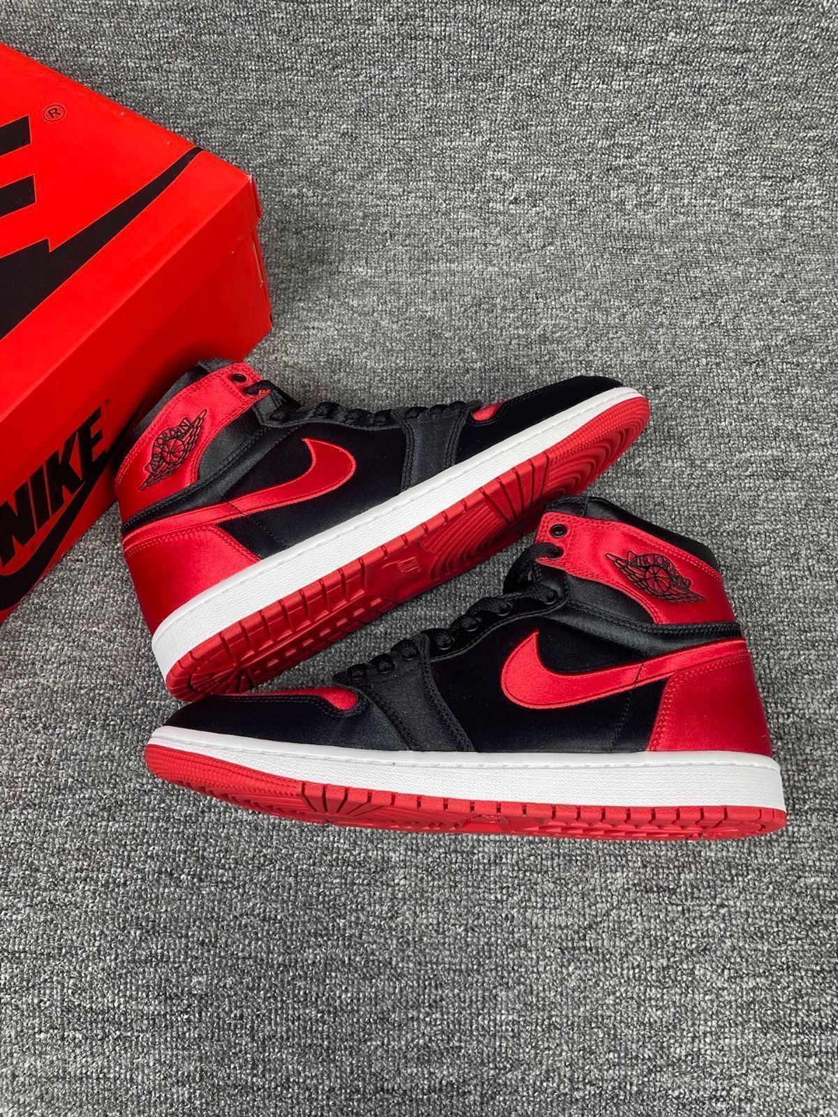 Nike WMNS Air Jordan 1 Retro High OG Satin Bred ナイキ ウィメンズ エアジョーダン1 レトロ ハイ OG サテンブレッドFD4810-061