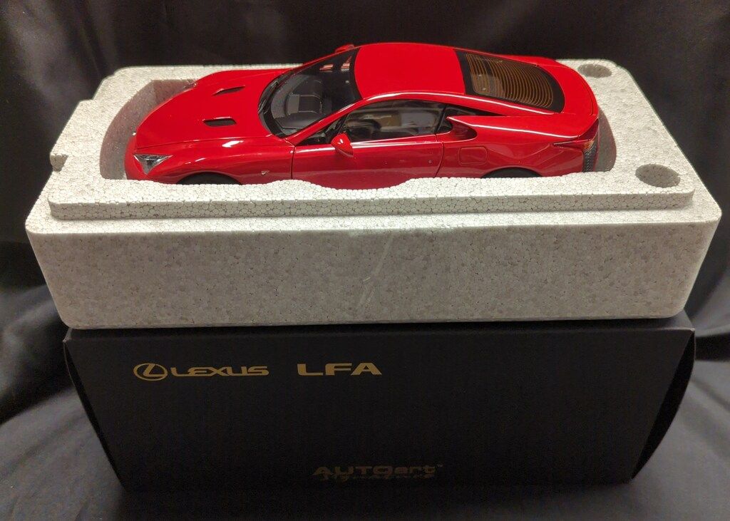 AUTOart 1/18 SIGNATURE LEXUS LFA RED 78833