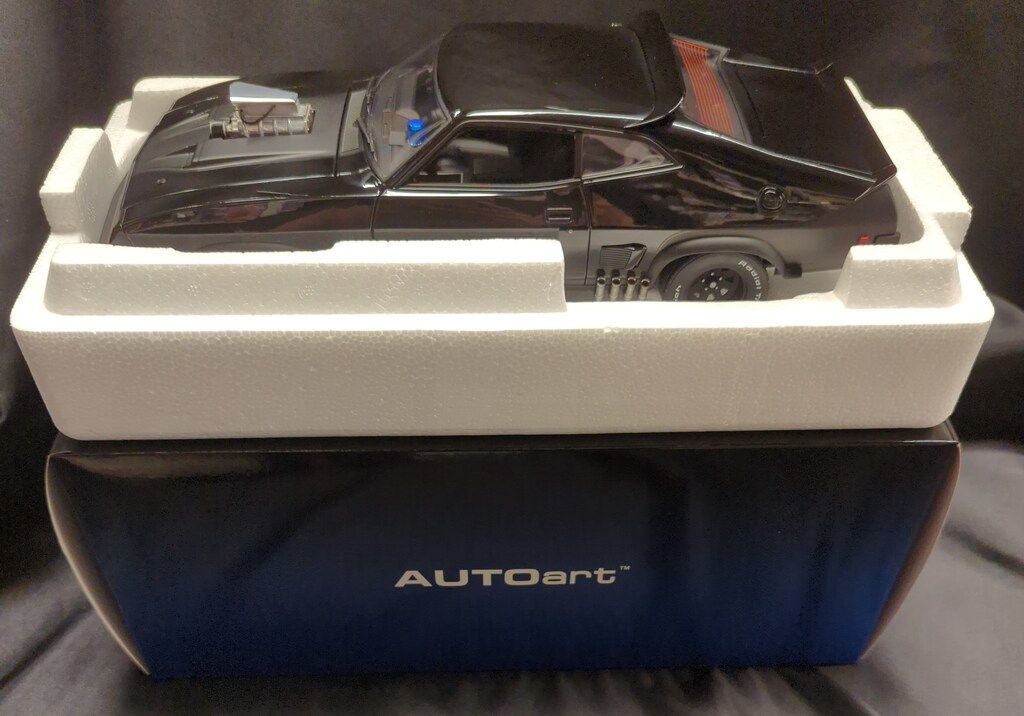 AUTOart 1/18 コンポジットモデル FORD XB FALCON TUNED VERSION/BLACK INTERCEPTER 72775