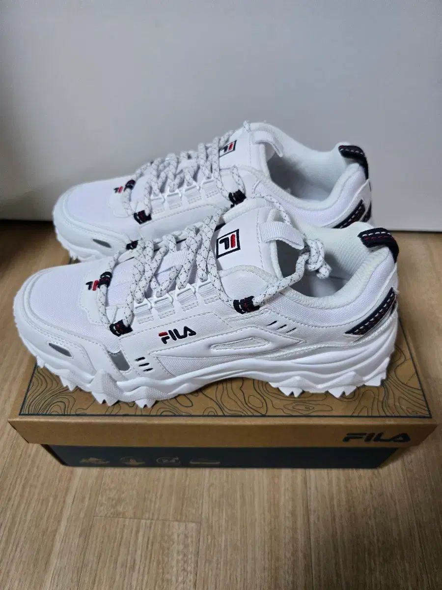 オークメント TR 白スニーカー 240 (新品)