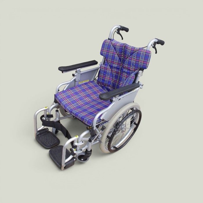 送料無料（一部地域を除く）カワムラサイクル　ノーパンクタイヤ　自走式　六輪車椅子　KAK18-40 こまわりくん ts-26-0513-10